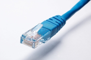 Jak poprowadzić kabel Ethernet po mieszkaniu bez kucia ścian?